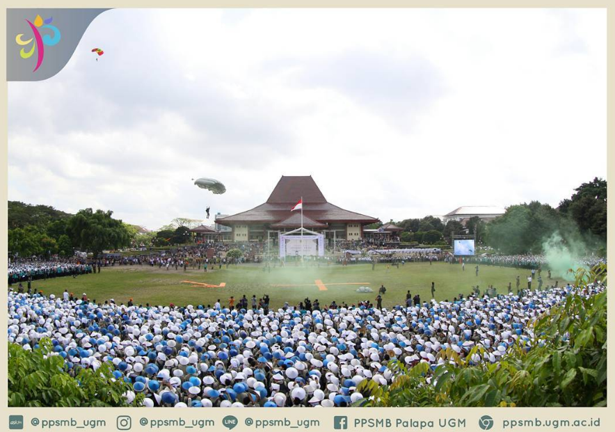 Pendaratan Penerjun Payung ke Lapangan Grha Sabha Pramana 